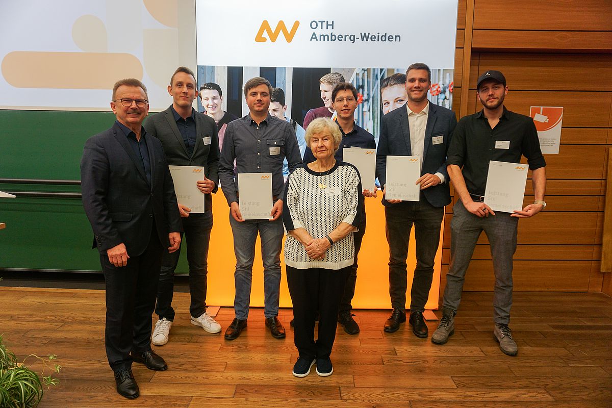 Stipendiaten der OTH Amberg-Weiden mit Helga Bradatsch